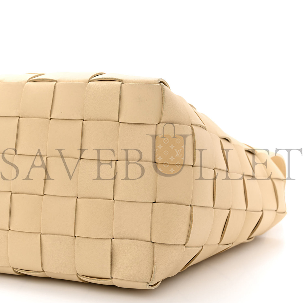 BOTTEGA VENETA LAMBSKIN MAXI INTRECCIATO BOWLING CASSETTE SHOULDER BAG PORRIDGE (27*27*15cm) BOTTEGA VENETA LAMBSKIN MAXI INTRECCIATO BOWLING CASSETTE SHOULDER BAG PORRIDGE (27*27*15cm)