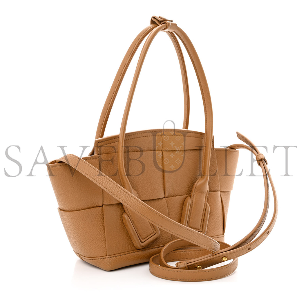 BOTTEGA VENETA GRAINED CALFSKIN MAXI INTRECCIATO MINI ARCO CARAMEL (18*16*9cm) BOTTEGA VENETA GRAINED CALFSKIN MAXI INTRECCIATO MINI ARCO CARAMEL (18*16*9cm)