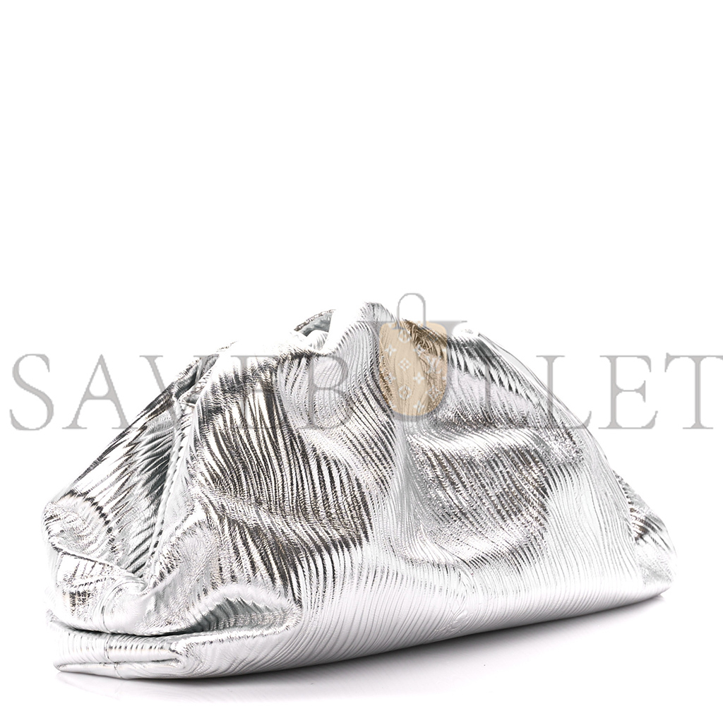 BOTTEGA VENETA METALLIC BARK CALFSKIN EMBOSSED THE POUCH OVERSIZED CLUTCH SILVER (37*19*12cm) BOTTEGA VENETA METALLIC BARK CALFSKIN EMBOSSED THE POUCH OVERSIZED CLUTCH SILVER (37*19*12cm)