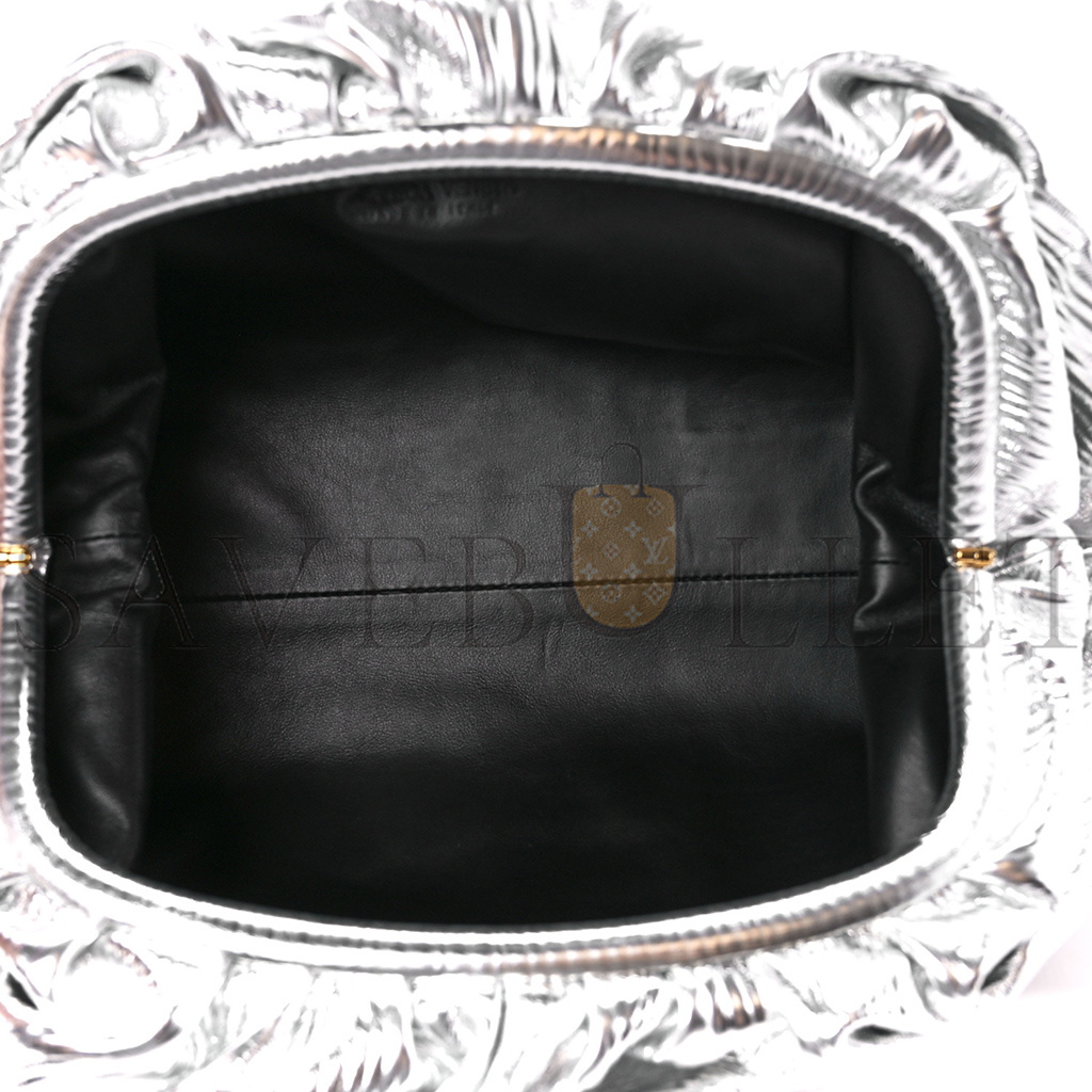 BOTTEGA VENETA METALLIC BARK CALFSKIN EMBOSSED THE POUCH OVERSIZED CLUTCH SILVER (37*19*12cm) BOTTEGA VENETA METALLIC BARK CALFSKIN EMBOSSED THE POUCH OVERSIZED CLUTCH SILVER (37*19*12cm)