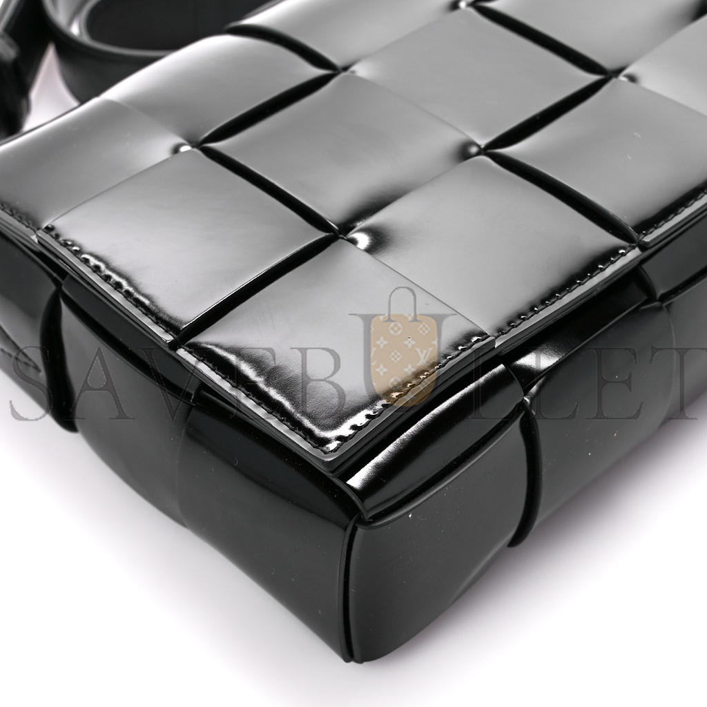 BOTTEGA VENETA PATENT MAXI INTRECCIATO CASSETTE CROSSBODY BAG BLACK (22*15*4cm) BOTTEGA VENETA PATENT MAXI INTRECCIATO CASSETTE CROSSBODY BAG BLACK (22*15*4cm)