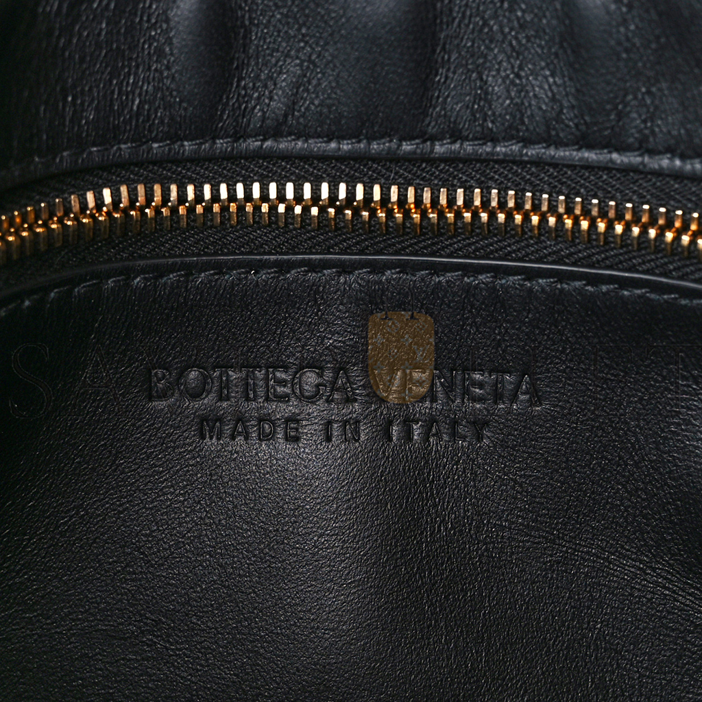 BOTTEGA VENETA PATENT MAXI INTRECCIATO CASSETTE CROSSBODY BAG BLACK (22*15*4cm) BOTTEGA VENETA PATENT MAXI INTRECCIATO CASSETTE CROSSBODY BAG BLACK (22*15*4cm)