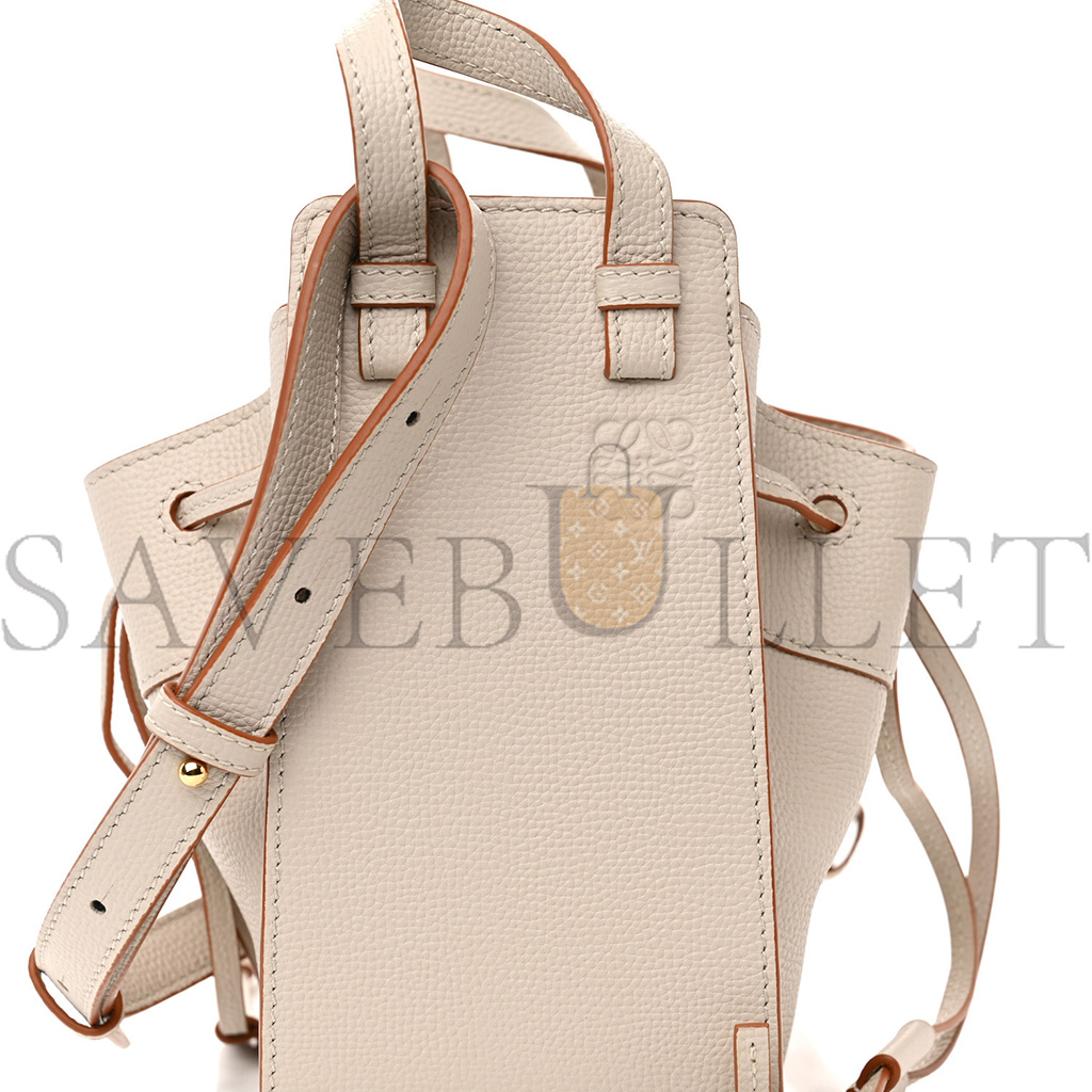 LOEWE PEBBLE GRAIN CALFSKIN MINI HAMMOCK SHOULDER BAG LIGHT GHOST (19*17*11cm) LOEWE PEBBLE GRAIN CALFSKIN MINI HAMMOCK SHOULDER BAG LIGHT GHOST (19*17*11cm)