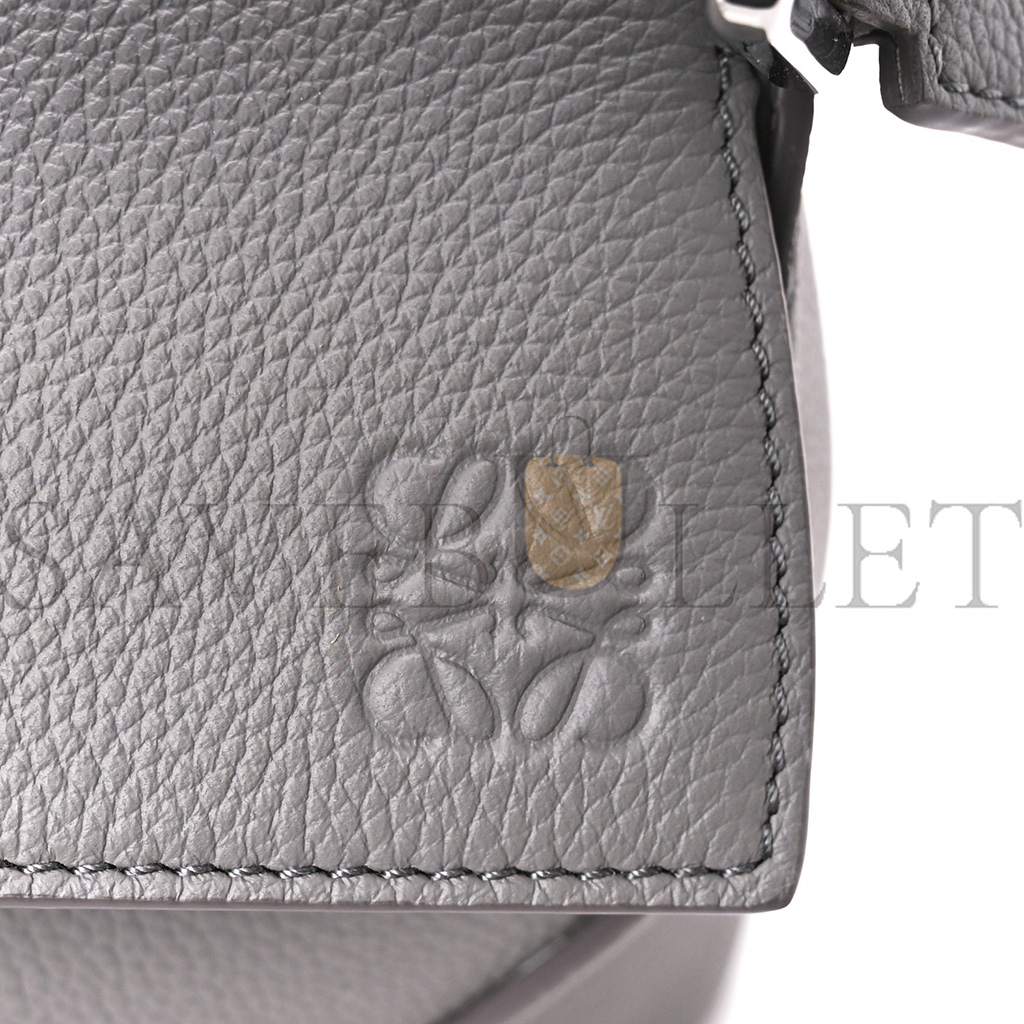 LOEWE SOFT GRAINED CALFSKIN SMALL PUZZLE EDGE BAG PEARL GREY (24*16.5*10.5cm) LOEWE SOFT GRAINED CALFSKIN SMALL PUZZLE EDGE BAG PEARL GREY (24*16.5*10.5cm)
